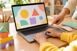 Imagine ilustrativă: Învățare la calculator cu îndrumarea unui adult