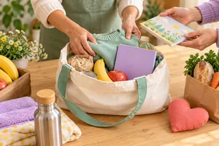 Imagine ilustrativă: Pregătirea unui pachet cu alimente, haine și cărți