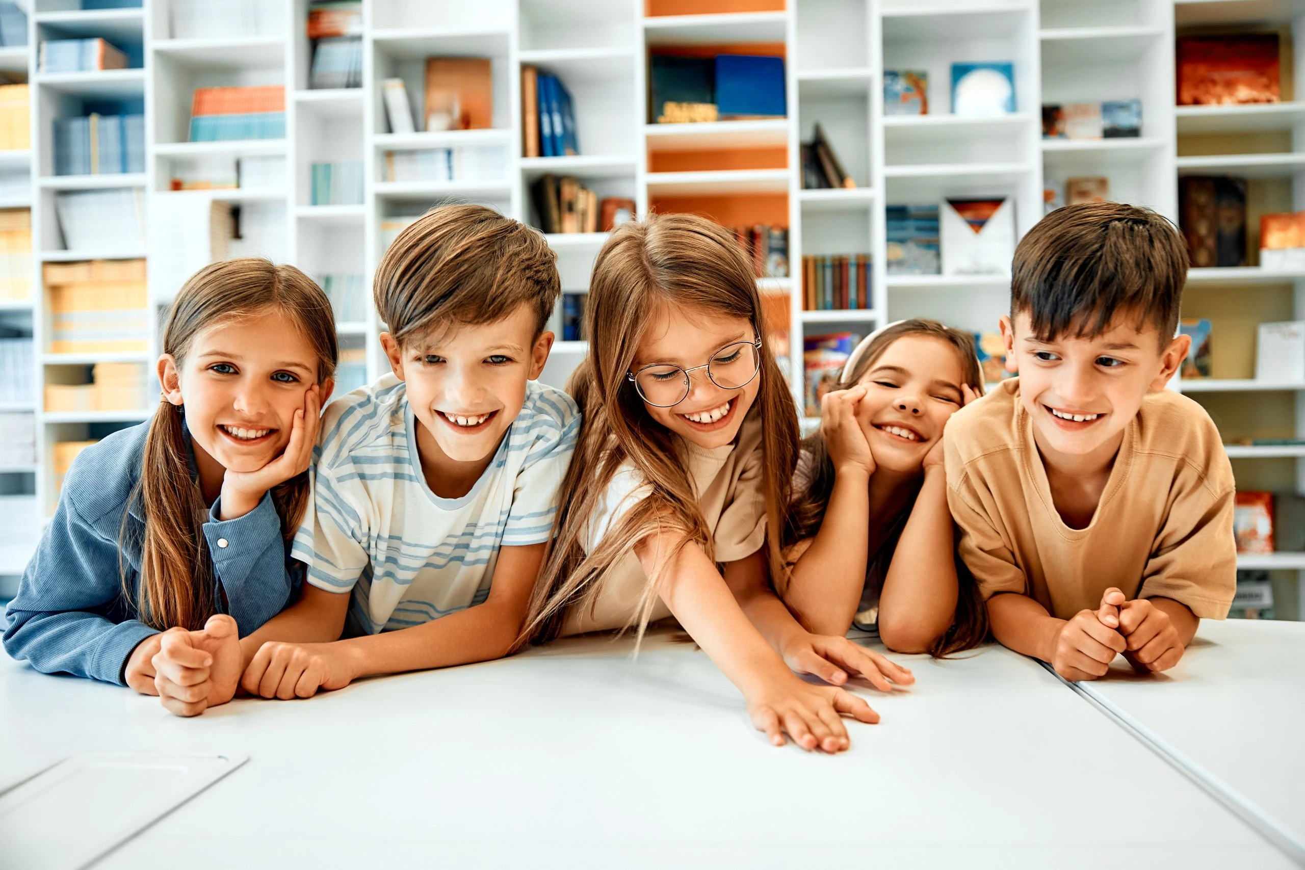 Fotografie din site: copii împreună într-o clasă